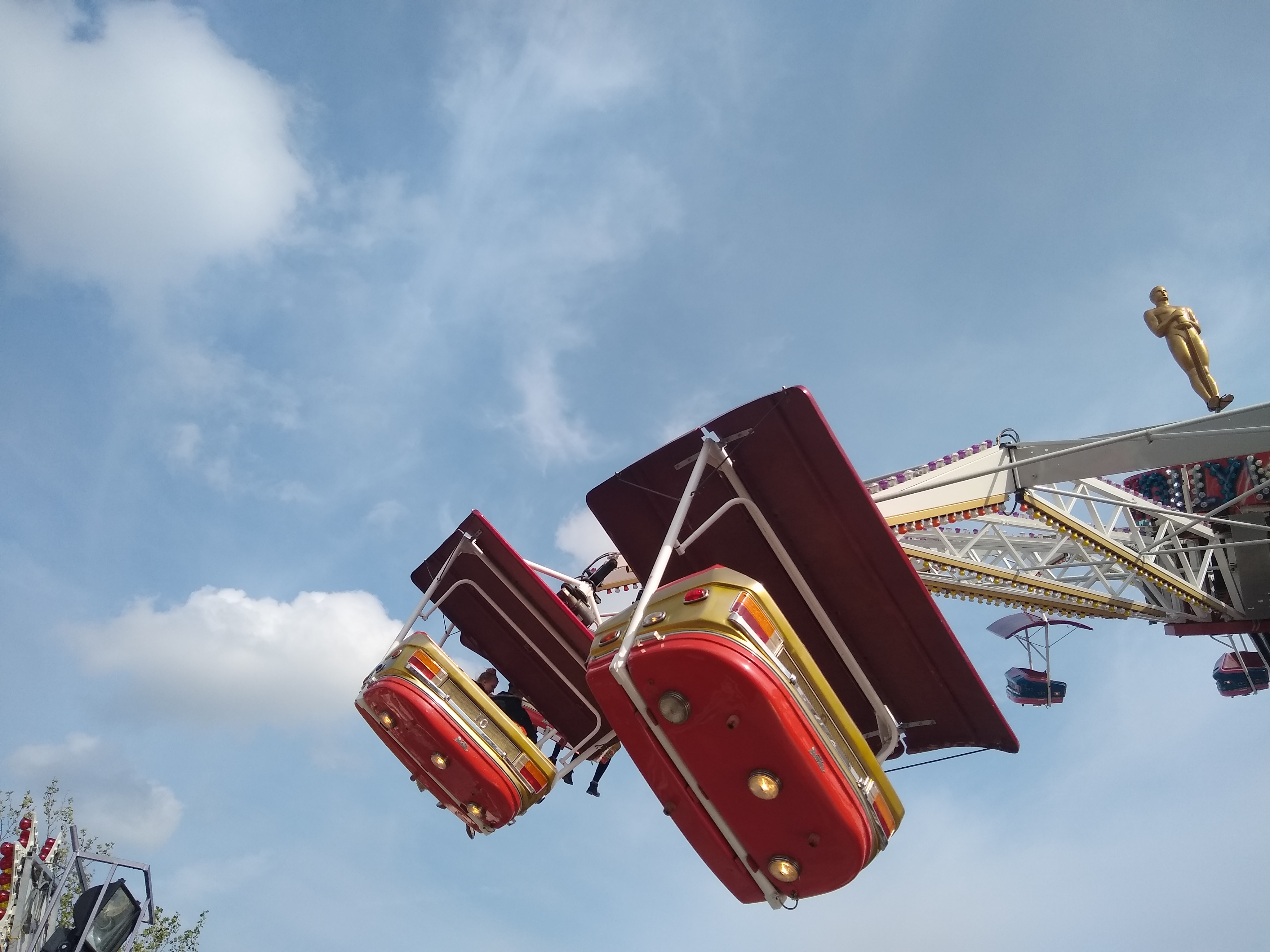 Kabinen eines Karussels von unten