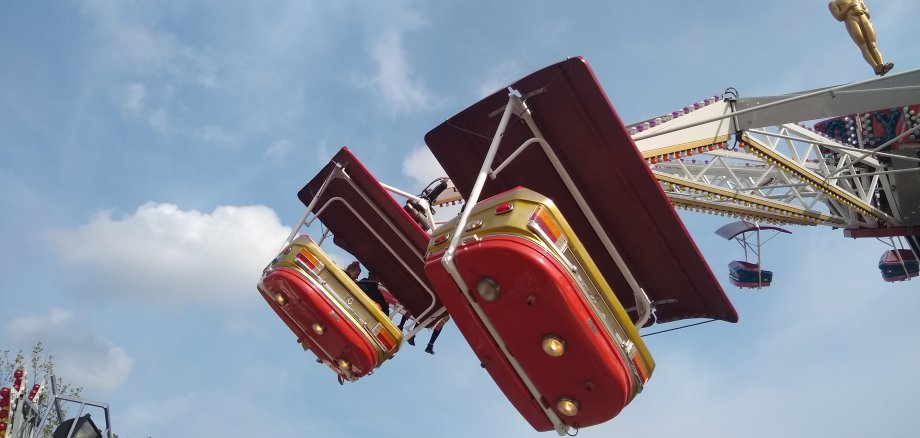 Kabinen eines Karussels von unten