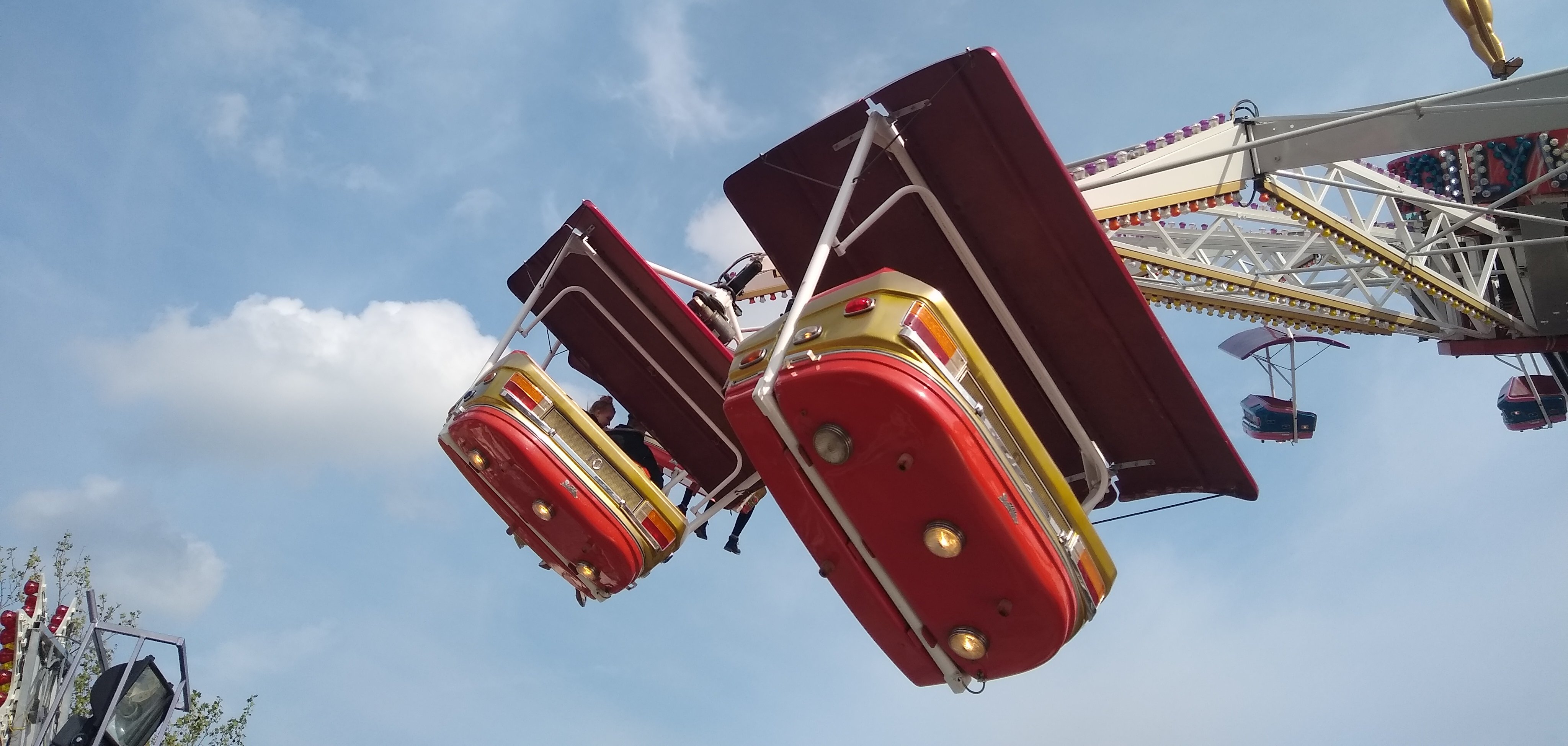 Kabinen eines Karussels von unten