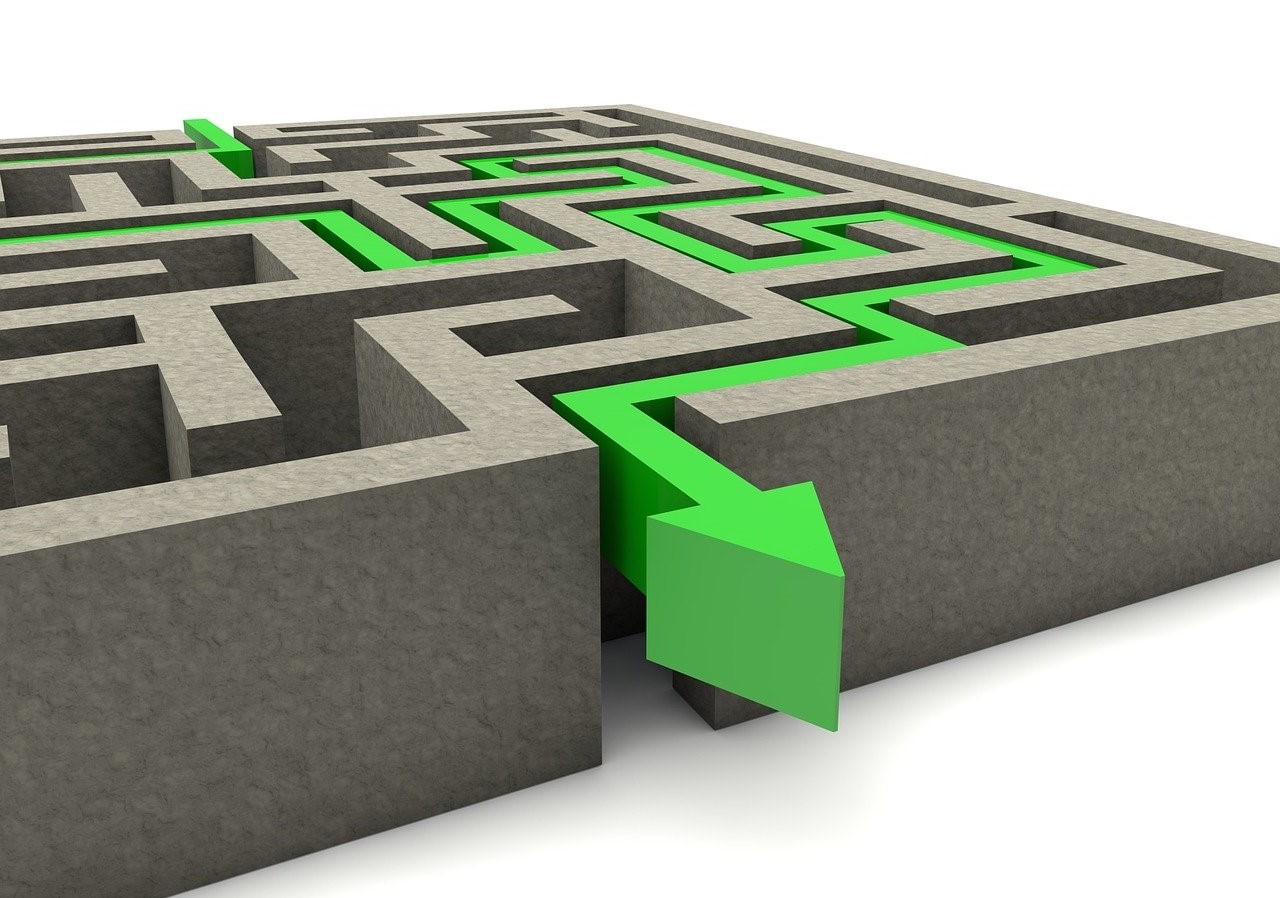 Sie sehen: ein Labyrinth mit einem grünen Pfeil, der den Ausgang markiert.