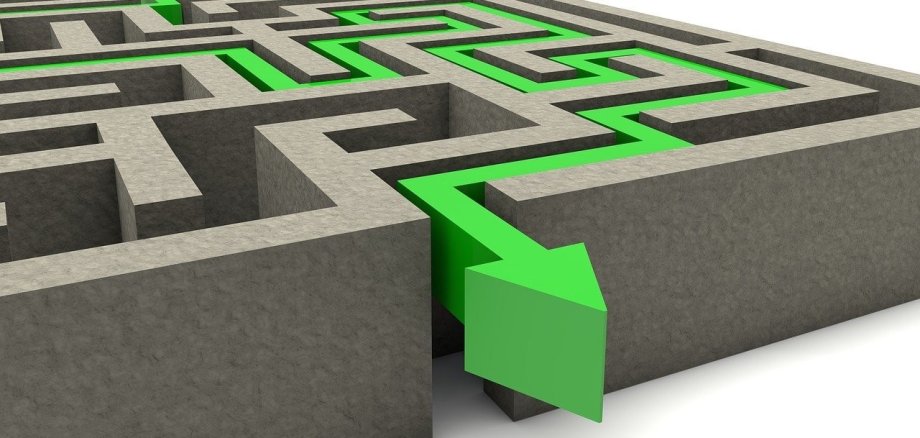 Sie sehen: ein Labyrinth mit einem grünen Pfeil, der den Ausgang markiert.