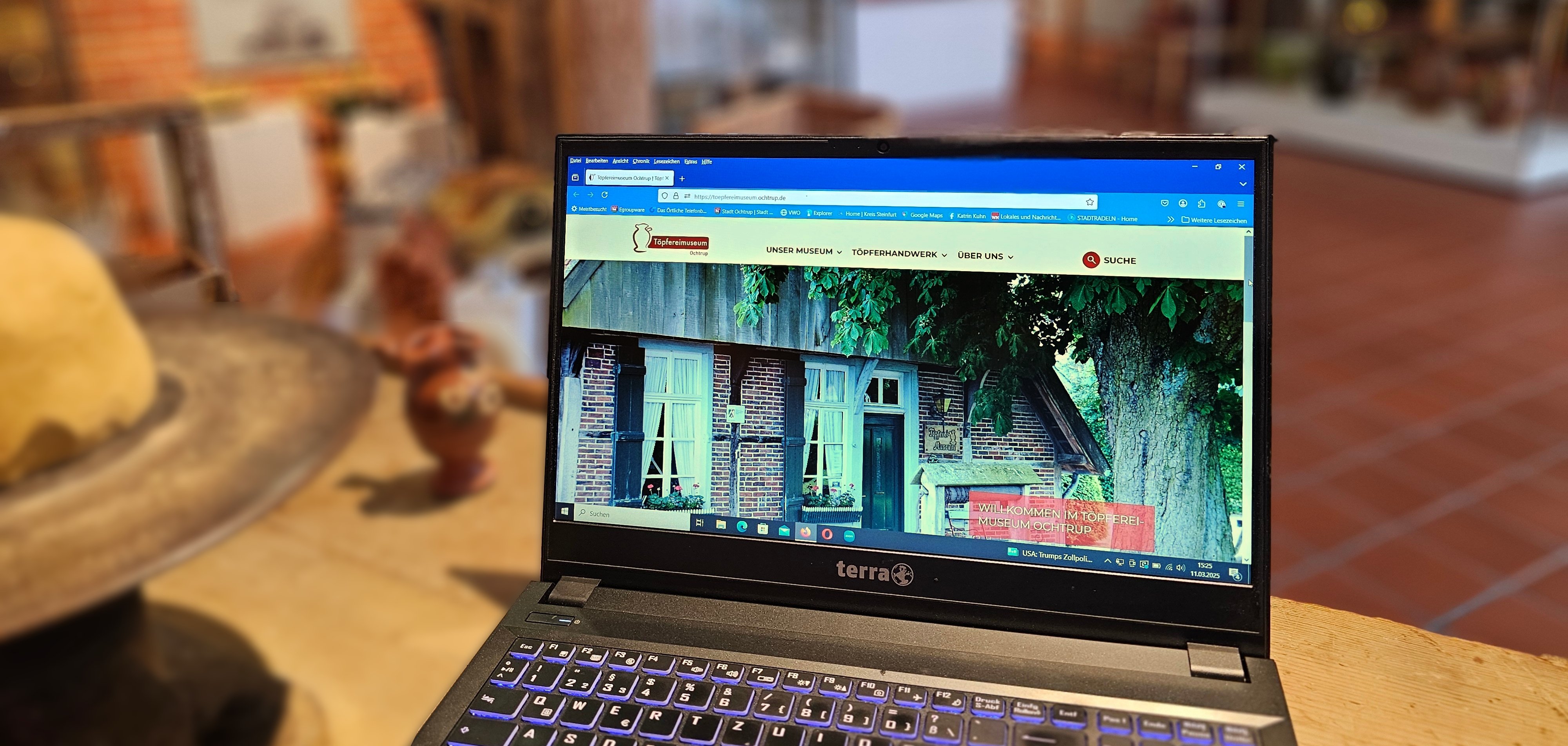 Sie sehen: einen aufgeklappten Laptop im Töpfereimuseum