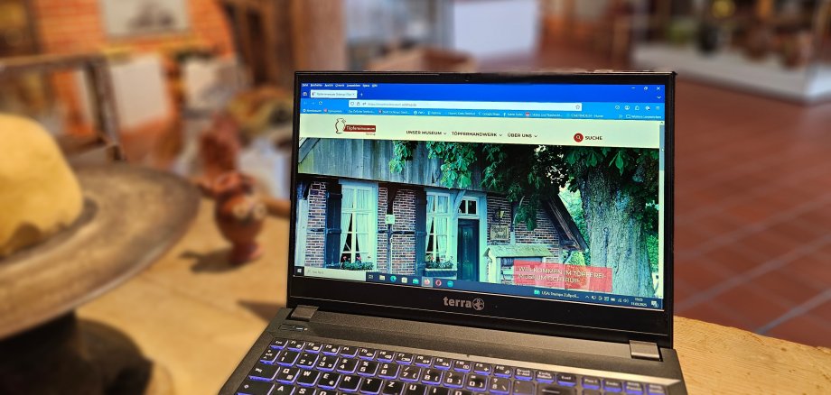 Sie sehen: einen aufgeklappten Laptop im Töpfereimuseum