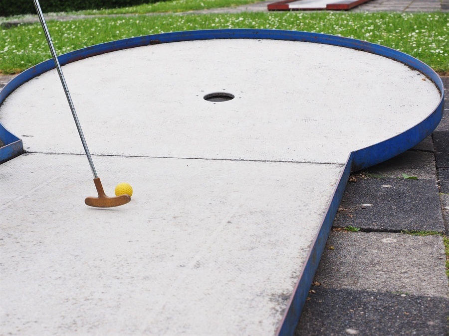 Minigolfbahn mit Schläger und Ball