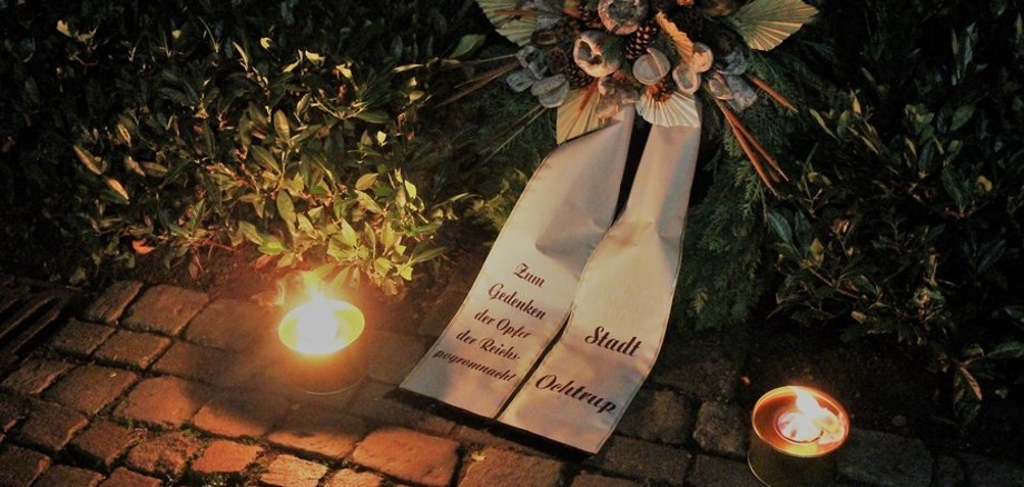 Niedergelegter Kranz und Kerzen am Gedenkort zur Pogromgedenkfeier