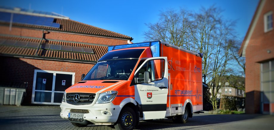 Rettungswagen2 der Ochtruper Rettungswache auf dem Hof