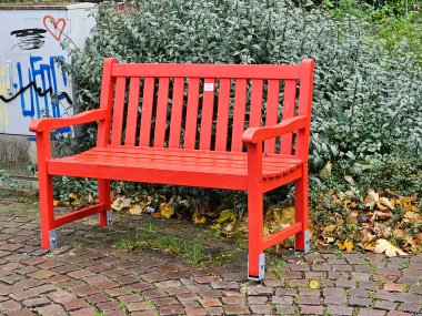 Sie sehen: eine rote Sitzbank