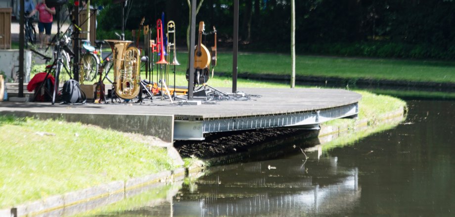 Seebühnenansicht mit Wasserlauf im Vordergrund