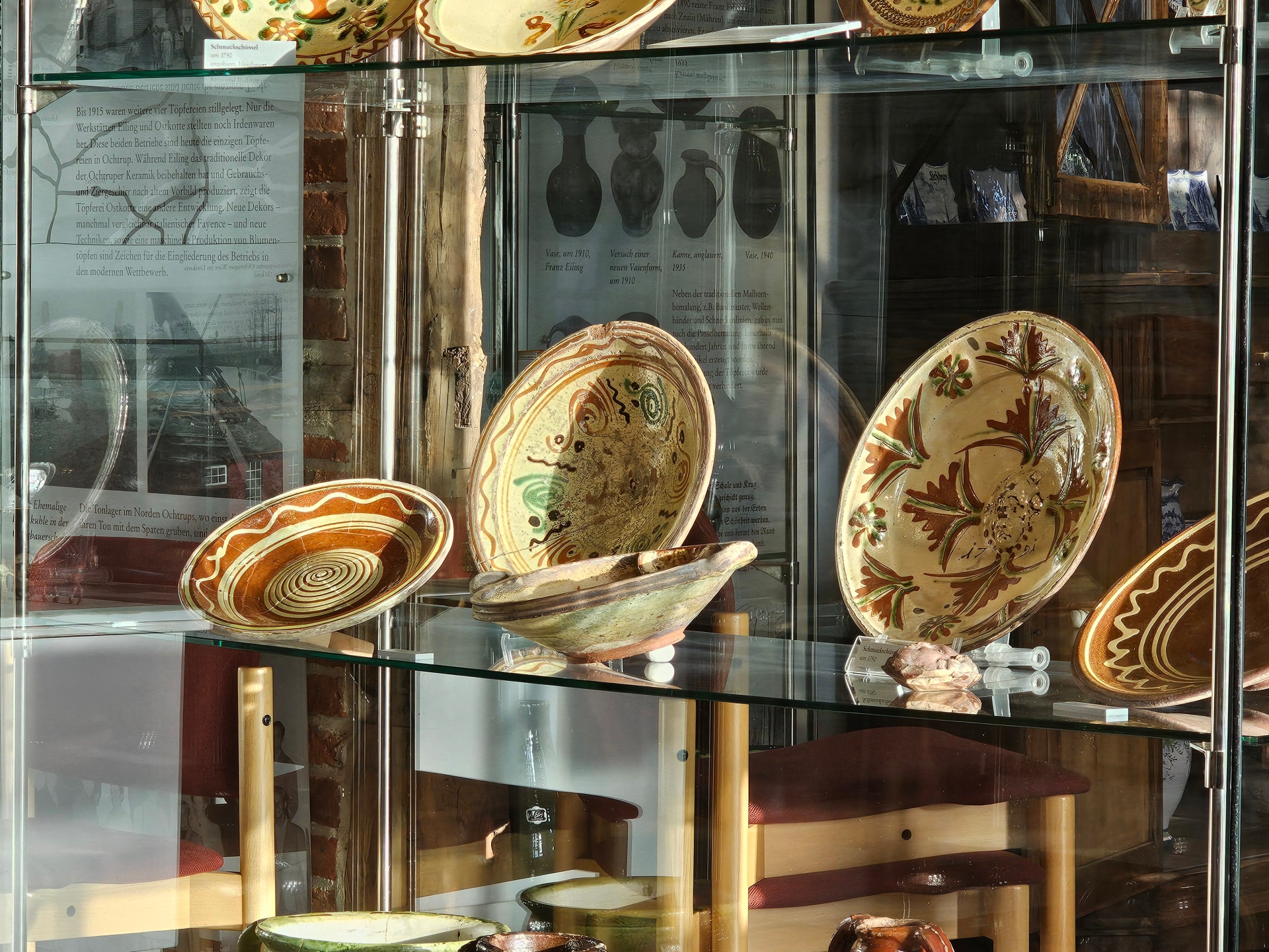 Sie sehen: Alte Töpferwaren in der Vitrine des Töpfereimuseums