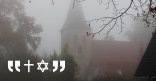 Alte Kirche von Welbergen im Nebel mit Logo der Woche der Brüderlichkeit