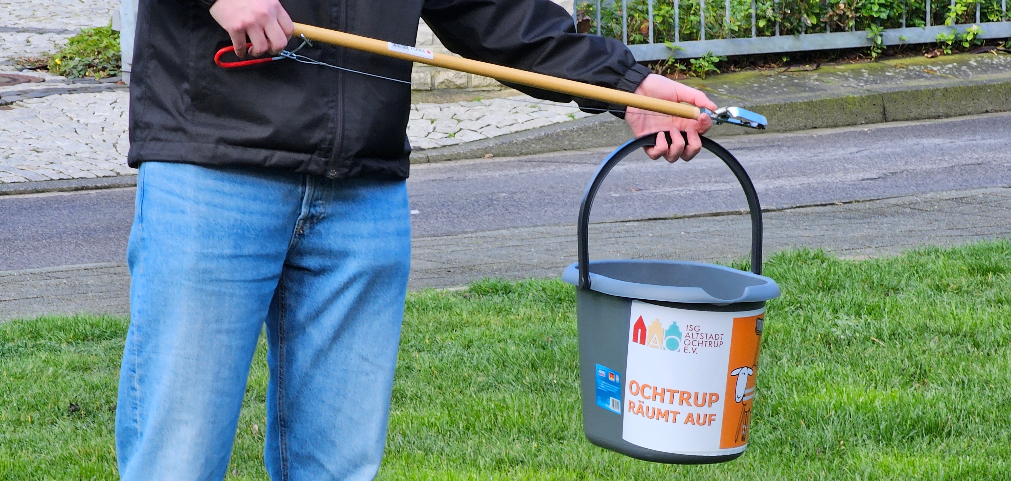 Sie sehen: Eimer mit der Aufschrift "Ochtrup räumt auf"