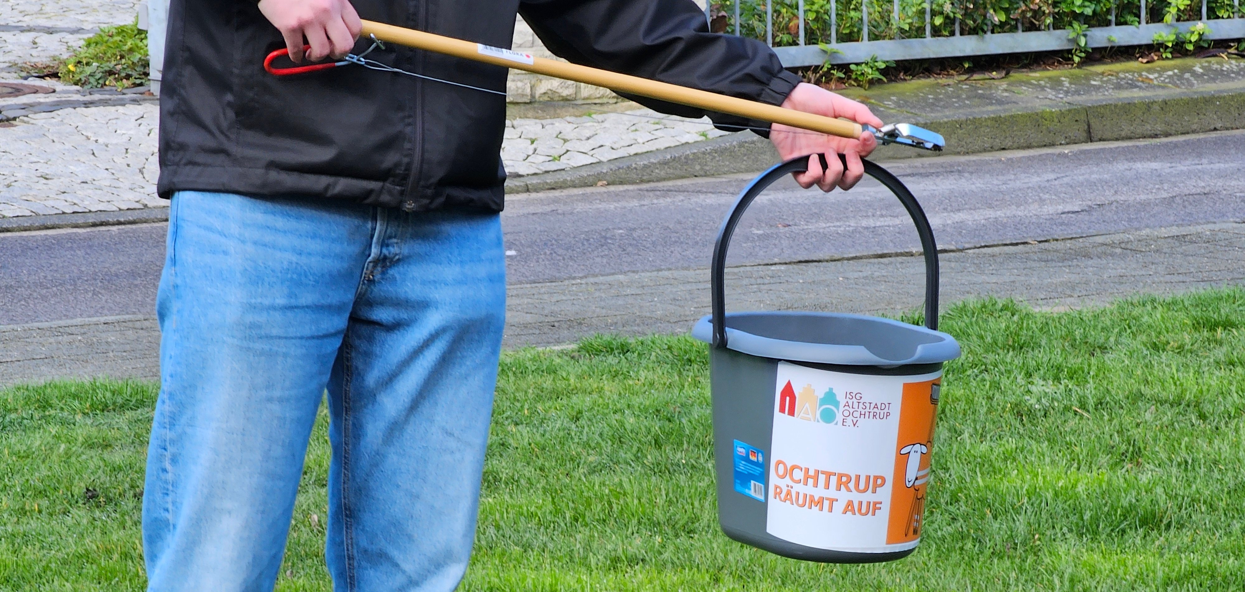 Sie sehen: Eimer mit der Aufschrift "Ochtrup räumt auf"