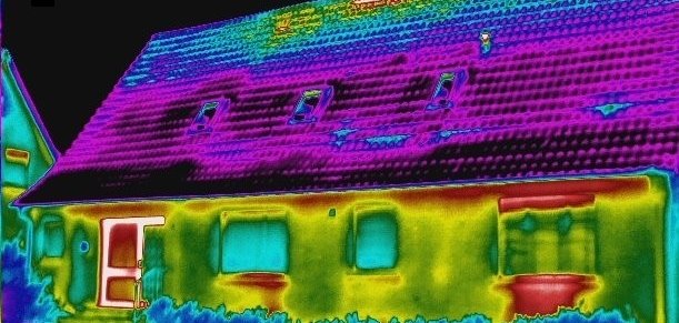 Sie sehen: Das Thermografie-Bild einer Hausfront