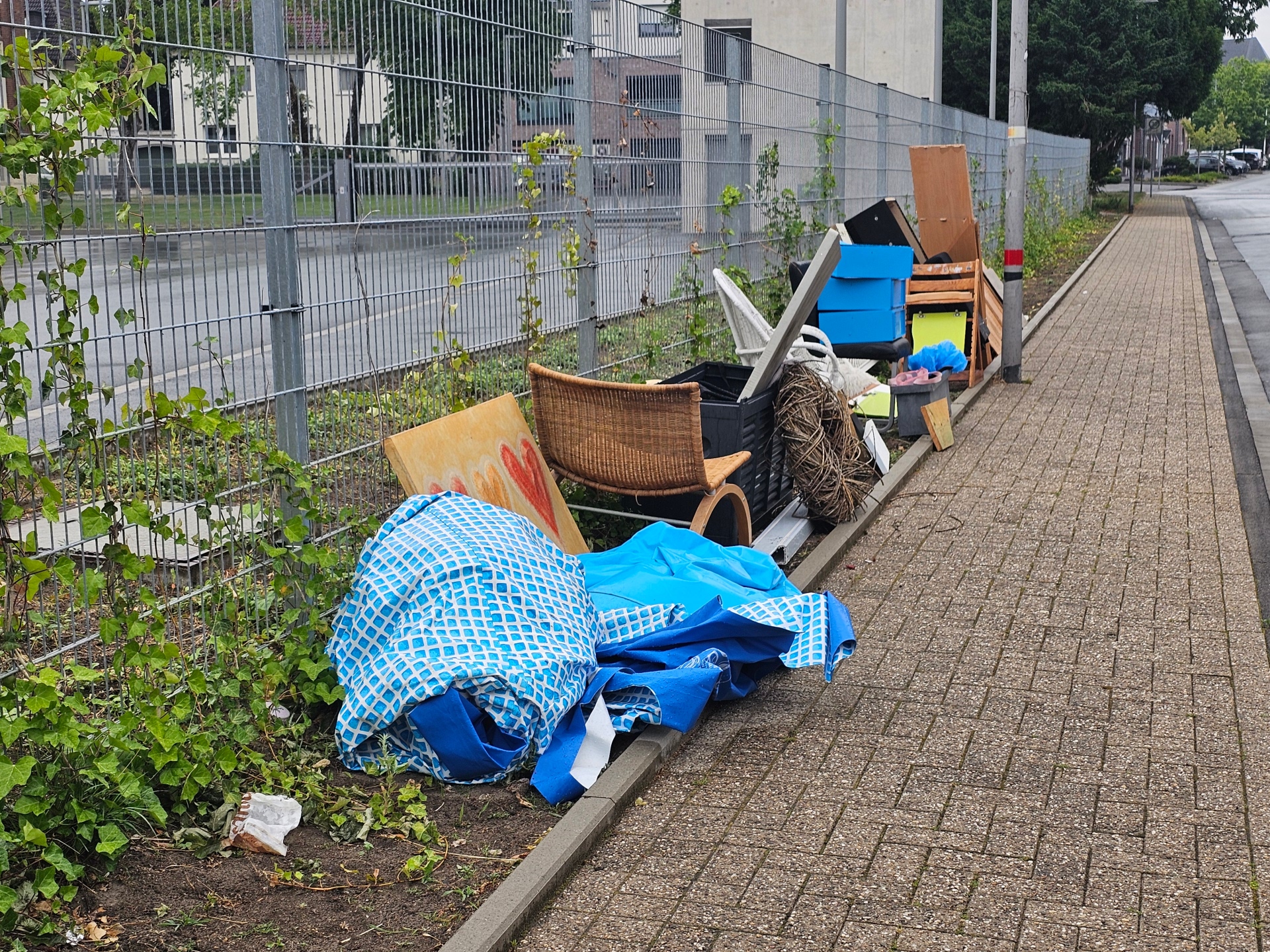 Sie sehen: Sperrgut am Straßenrand