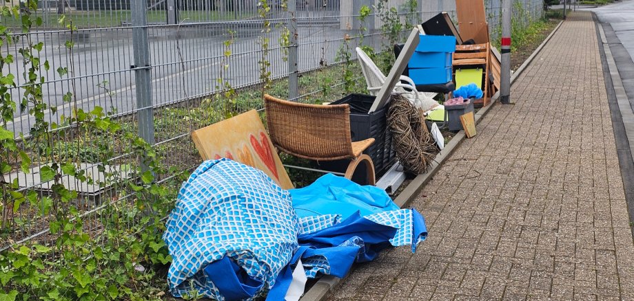 Sie sehen: Sperrgut am Straßenrand