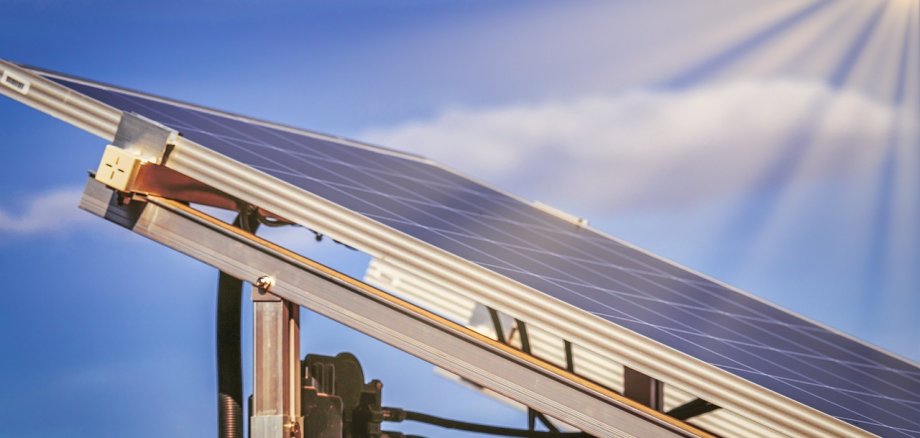 Sie sehen: ein Solarpaneel von der Seite mit einem Sonnenstrahl