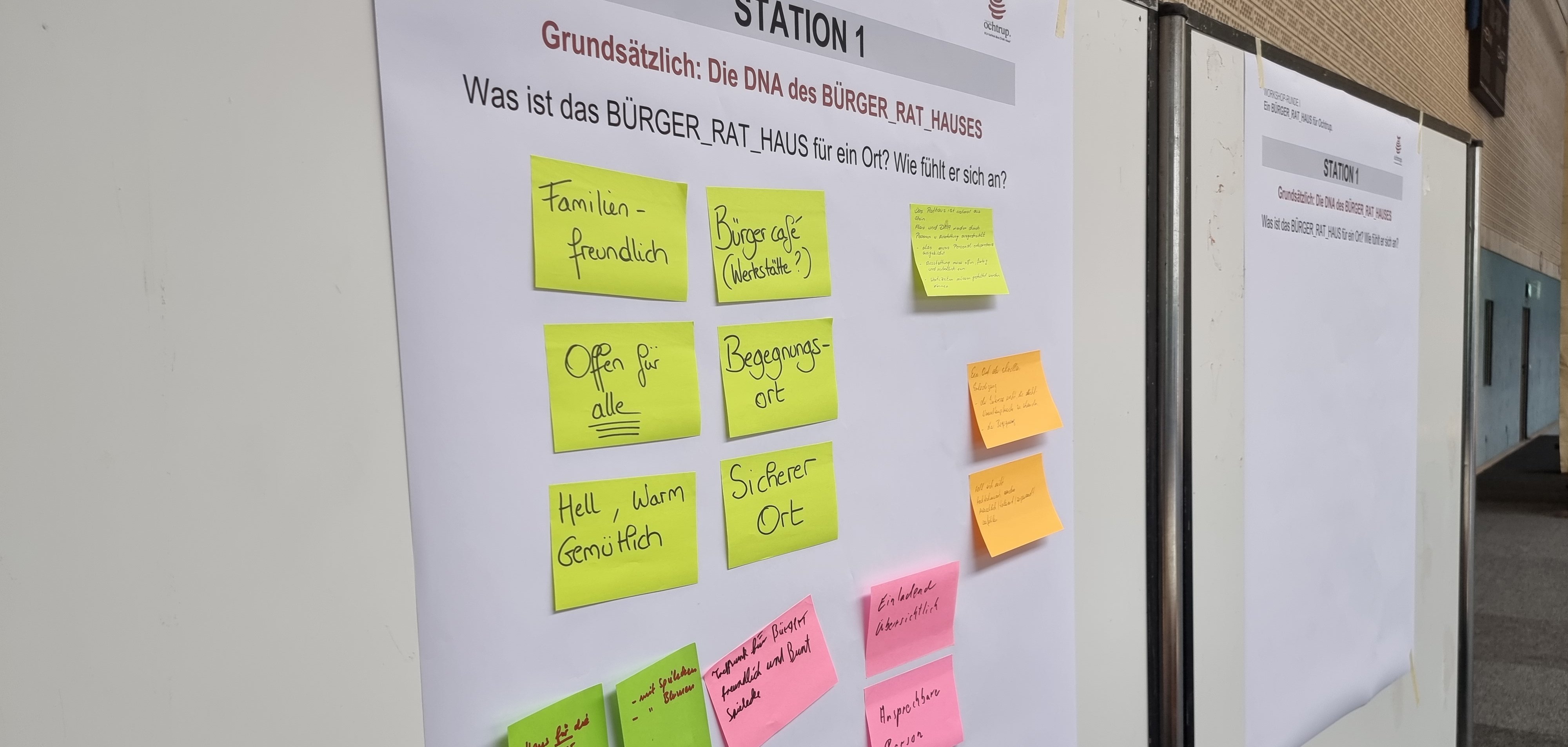 Sie sehen: Zettel an einer Stellwand