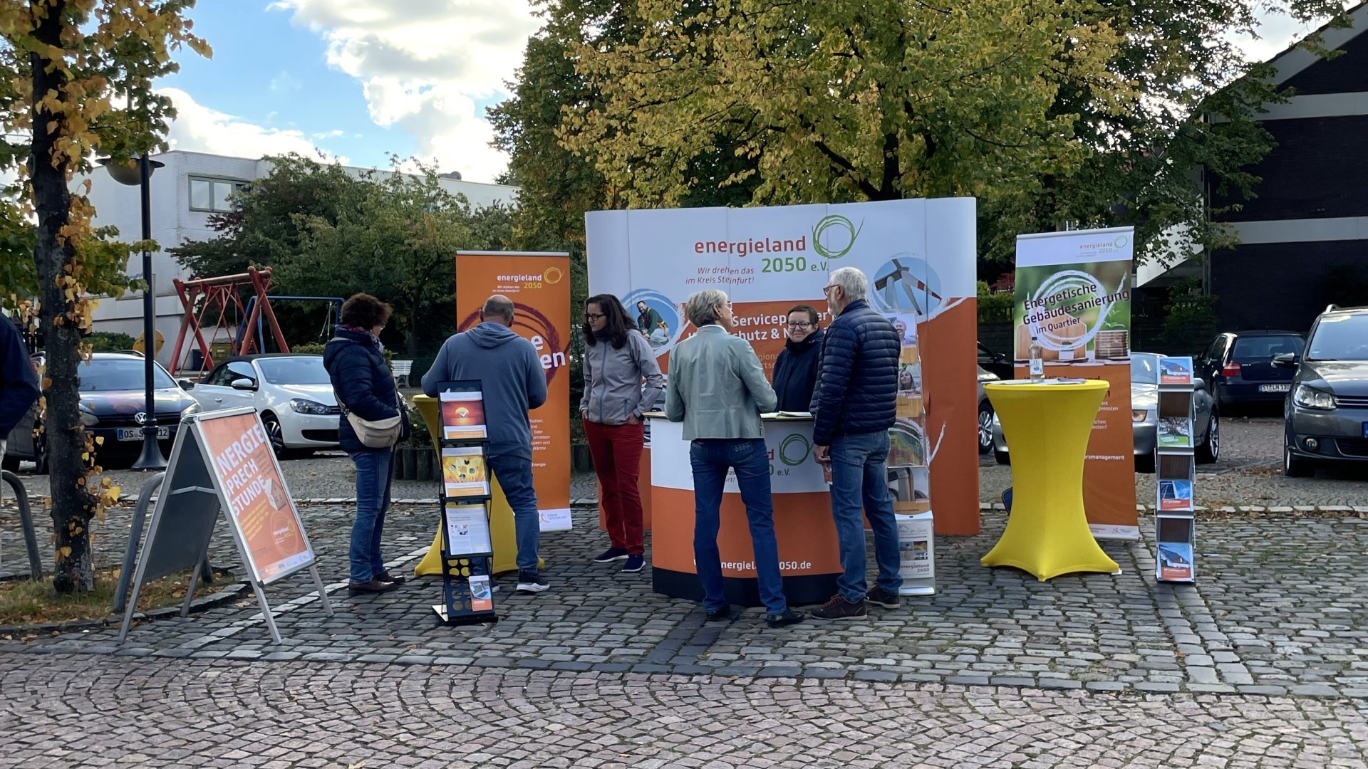 Sie sehen: einen Informationsstand von energieland2025 mit Personen