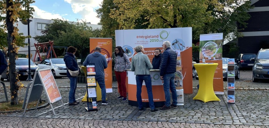 Sie sehen: einen Informationsstand von energieland2025 mit Personen