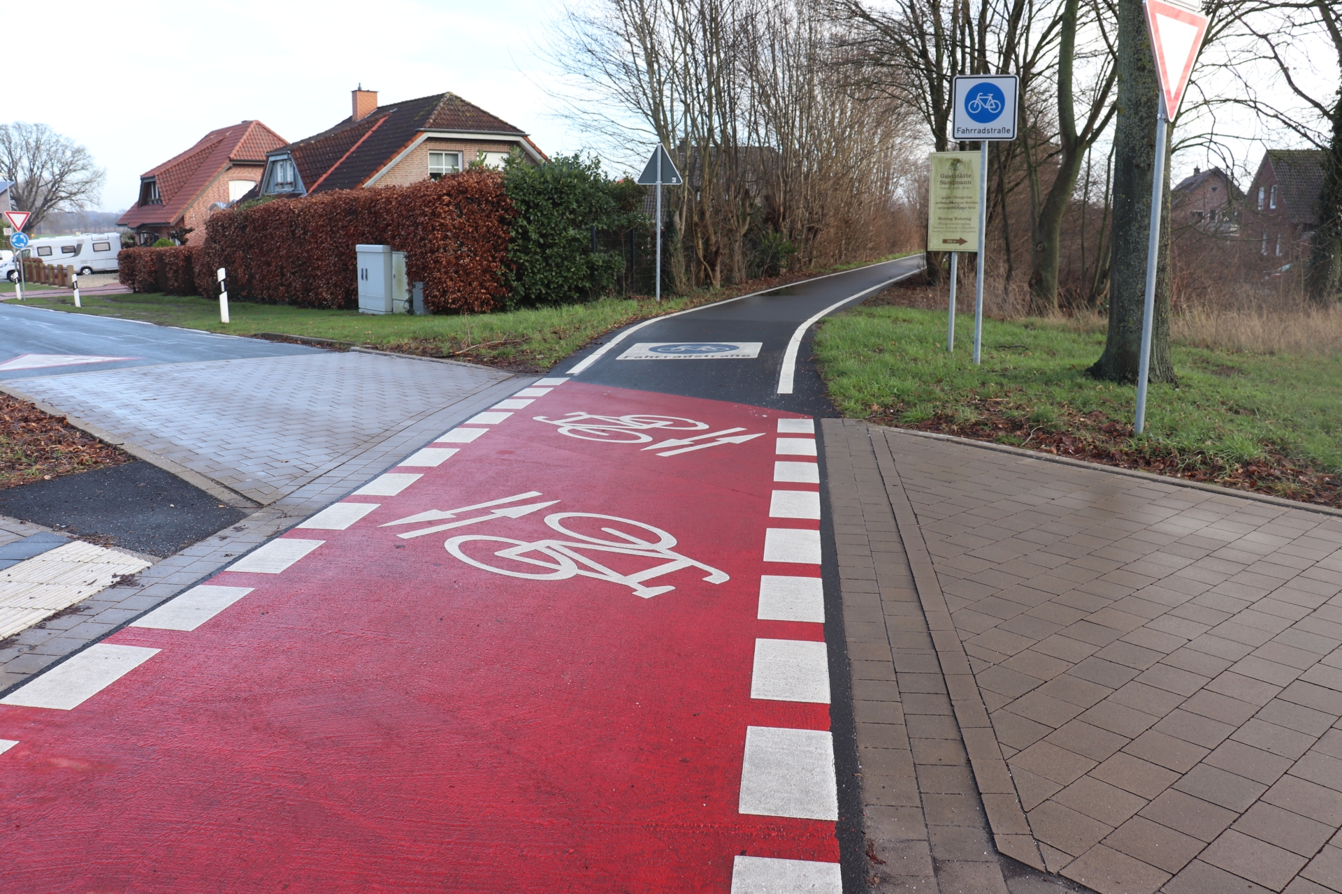 Sie sehen: eine Fahrradstraße mit Markierungen.