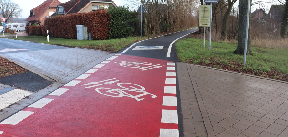 Sie sehen: eine Fahrradstraße mit Markierungen.