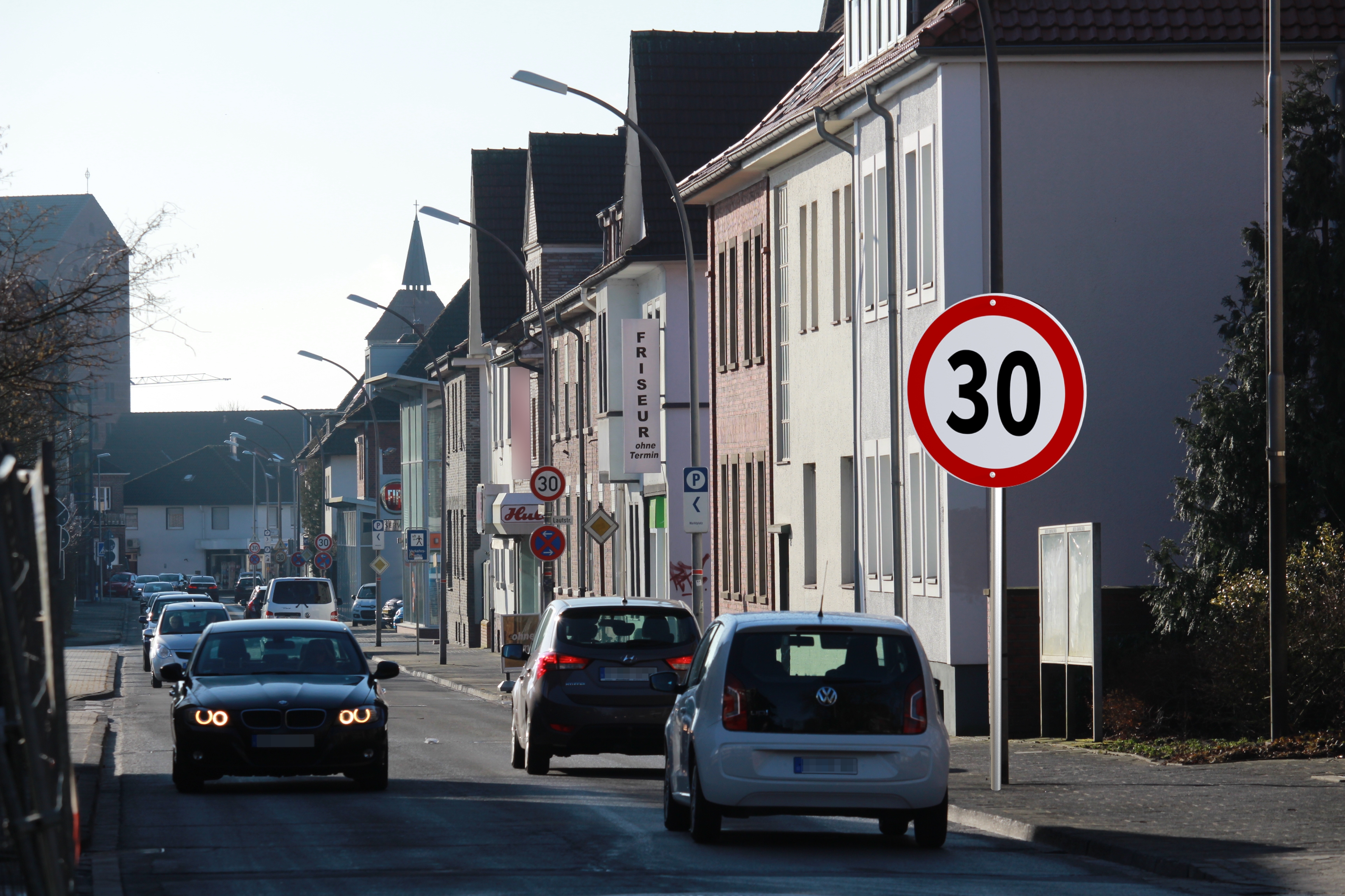 Sie sehen: Straßenzug mit Tempo-30-Schild