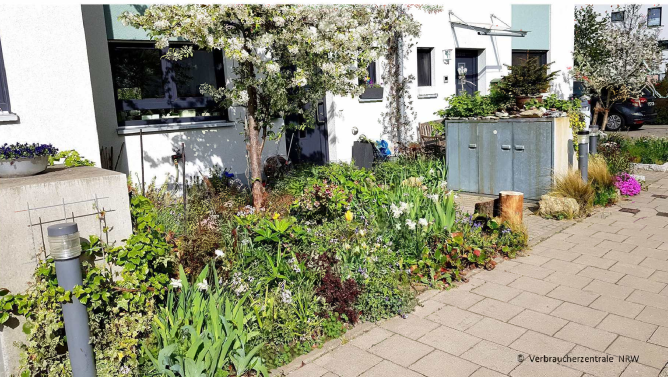 Sie sehen: Reihenhäuser mit begrünten Eingangsbereichen