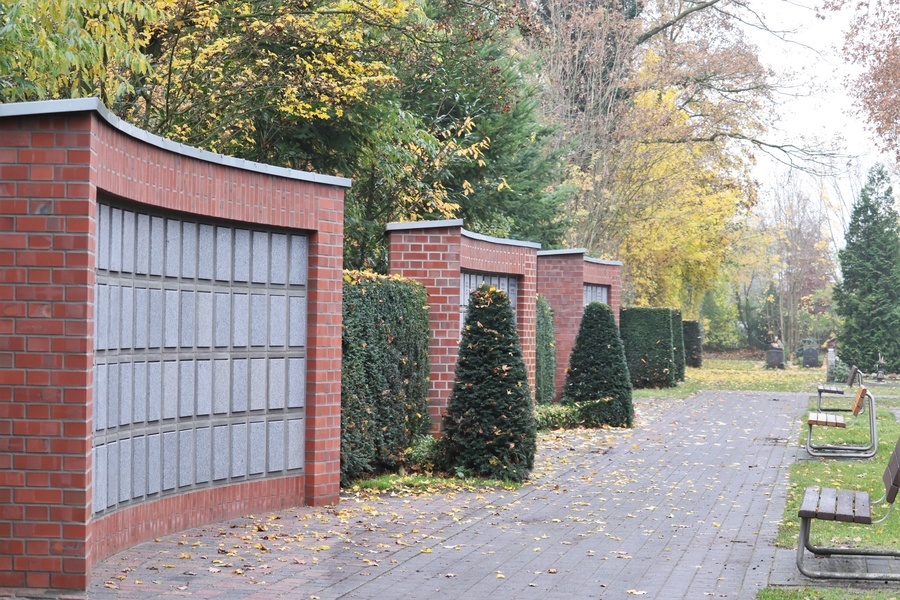 Urnenwände auf dem Kommunalfriedhof