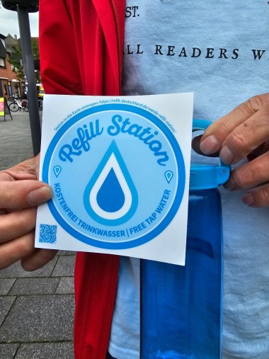 Sie sehen: einen Aufkleber der Refill-Initiative