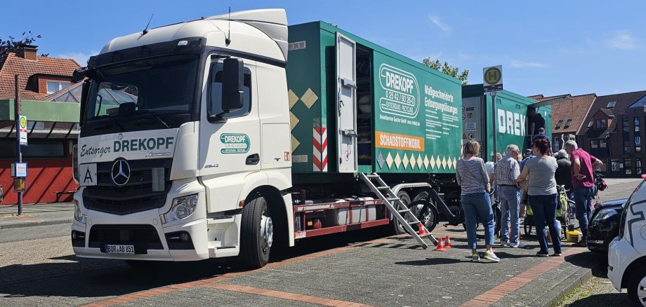 Sie sehen: einen parkenden LKW (Schadstoffmobil mit Kunden).