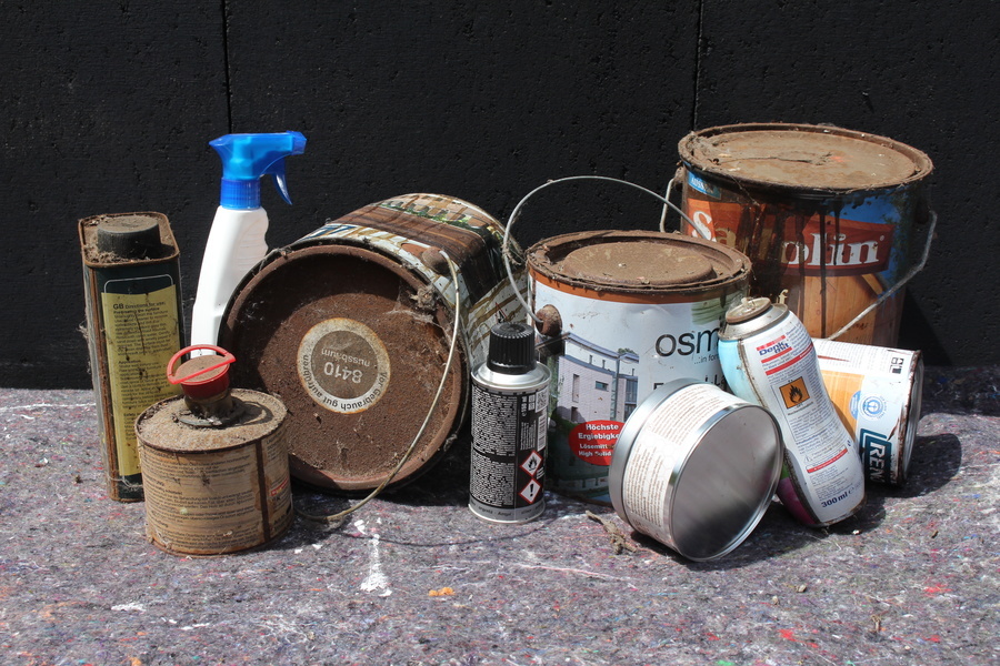 Ansammlung von Dosen und Flaschen mit Schadstoffen