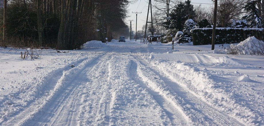 Sie sehen: eine verschneite Straße im Außenbereich