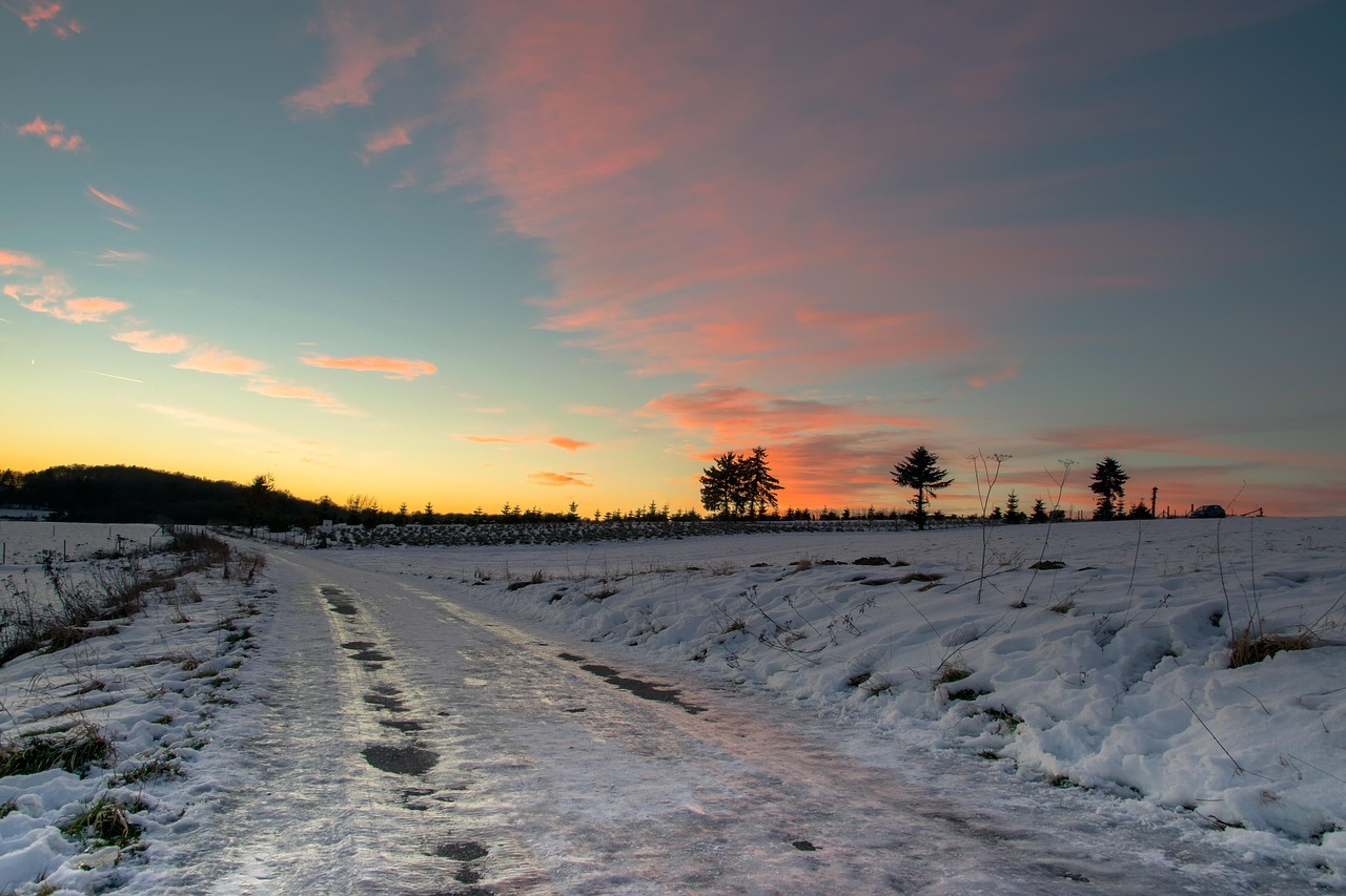 Sie sehen: eine verschneite Straße