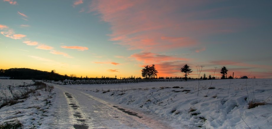Sie sehen: eine verschneite Straße