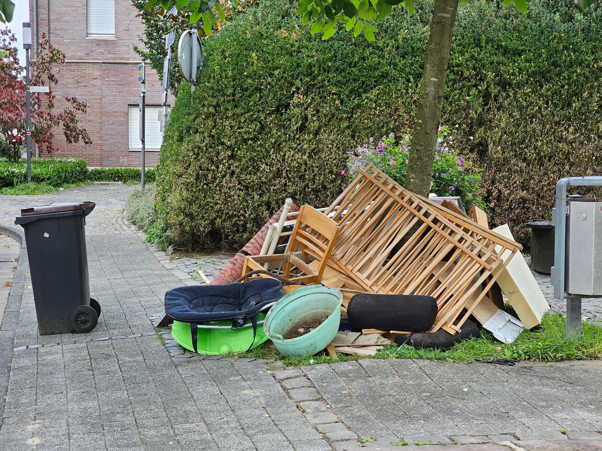 Sie sehen: Sperrmüll an einer Straße