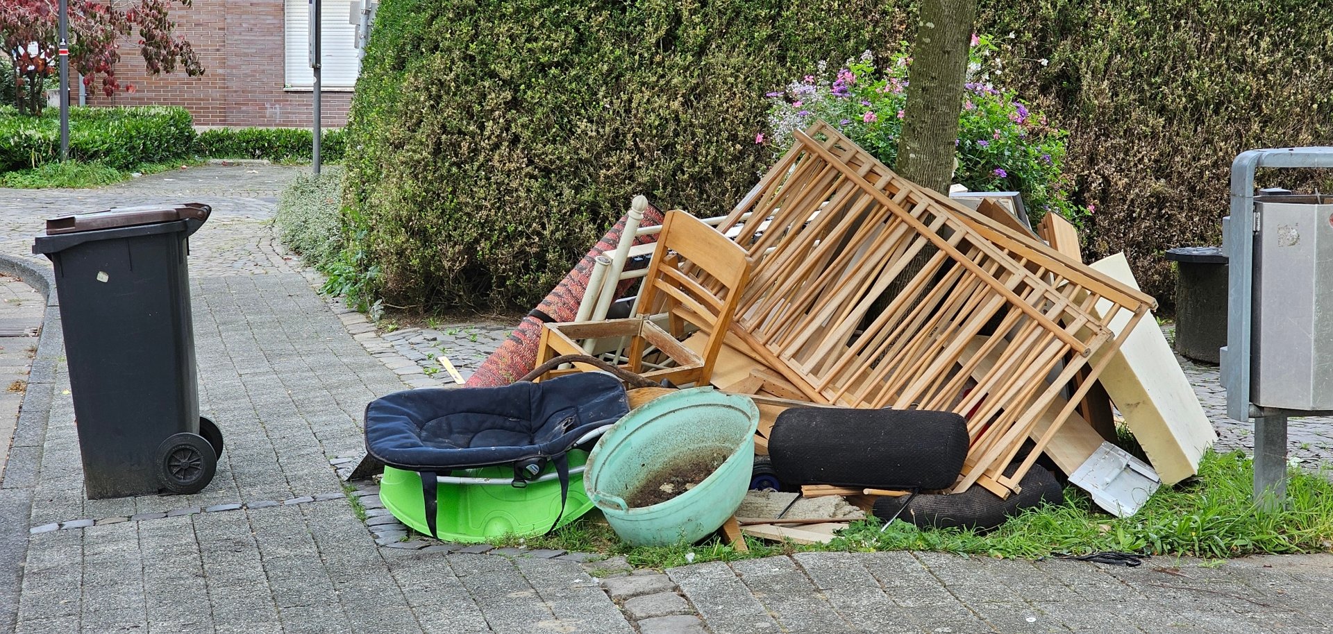 Sie sehen: Sperrmüll an einer Straße