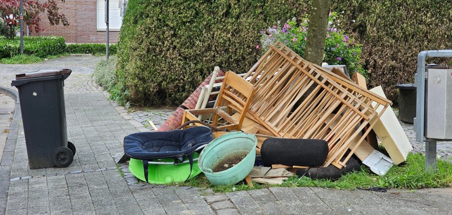 Sie sehen: Sperrmüll an einer Straße