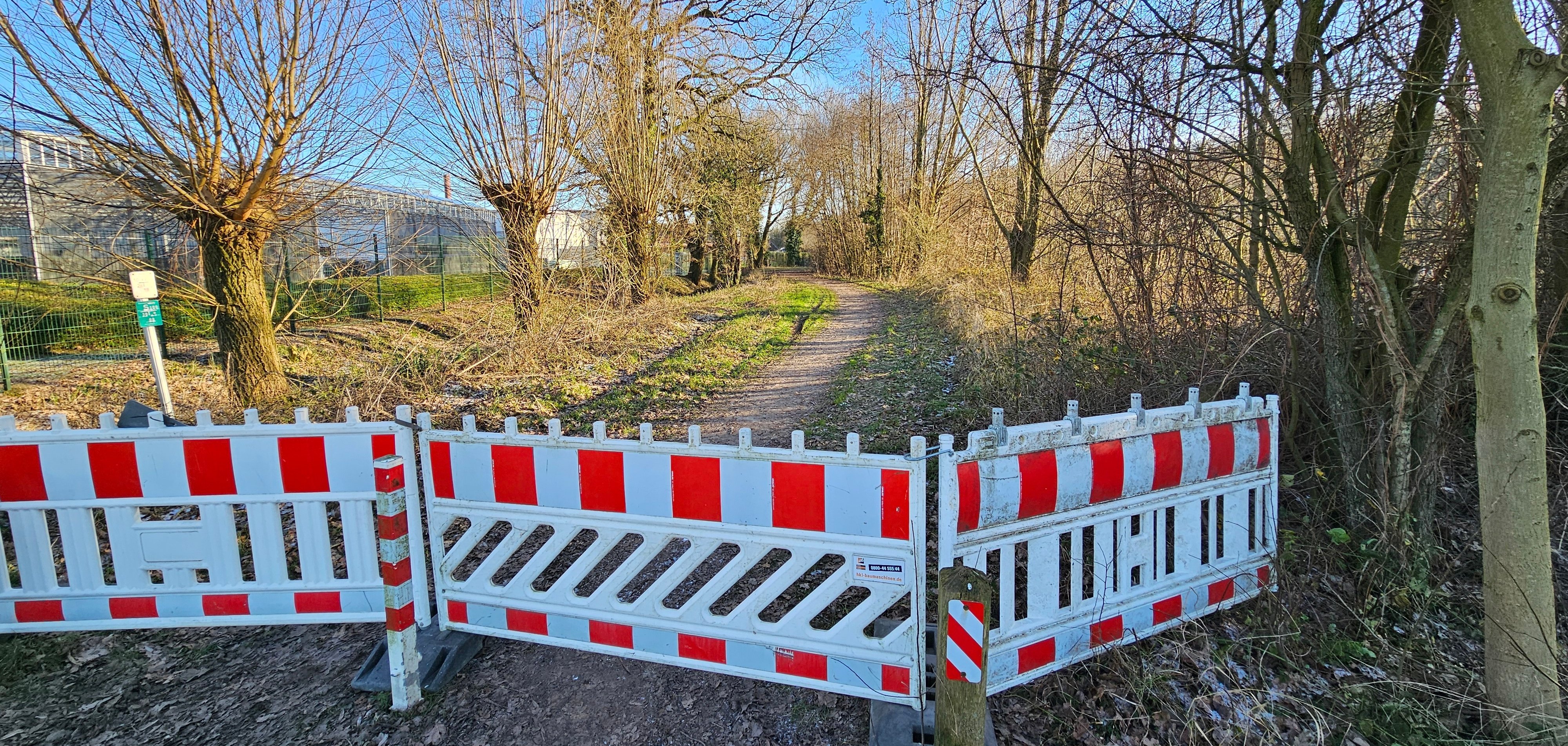 Sie sehen: Weg am Stadtpark mit Absperrung