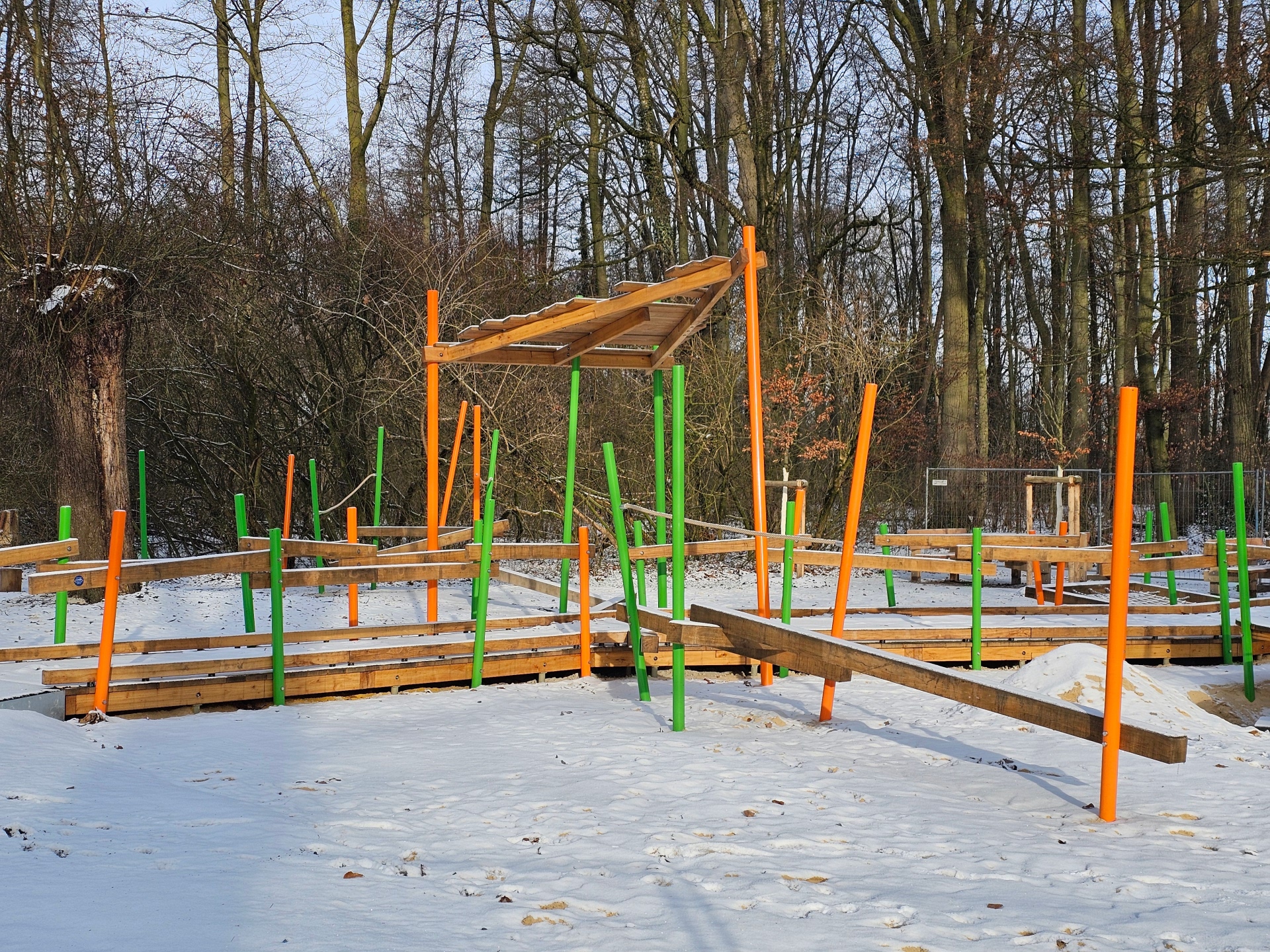 Sie sehen: Ein Spielgerät im Schnee