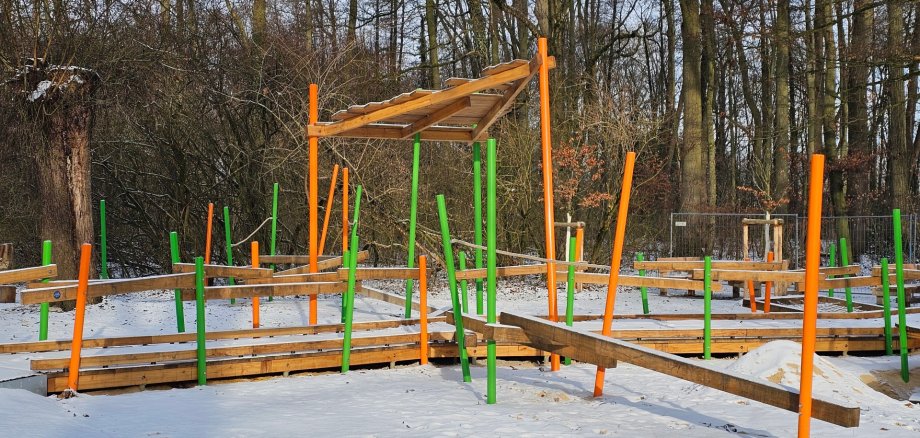 Sie sehen: Ein Spielgerät im Schnee