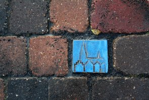 Sie sehen: blauer Wegestein auf dem Pflaster