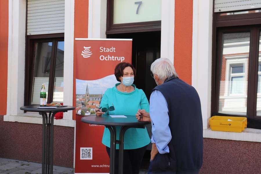 Bürgermeisterin Christa Lendrich im Gespräch mit einem Bürger auf dem Wochenmarkt
