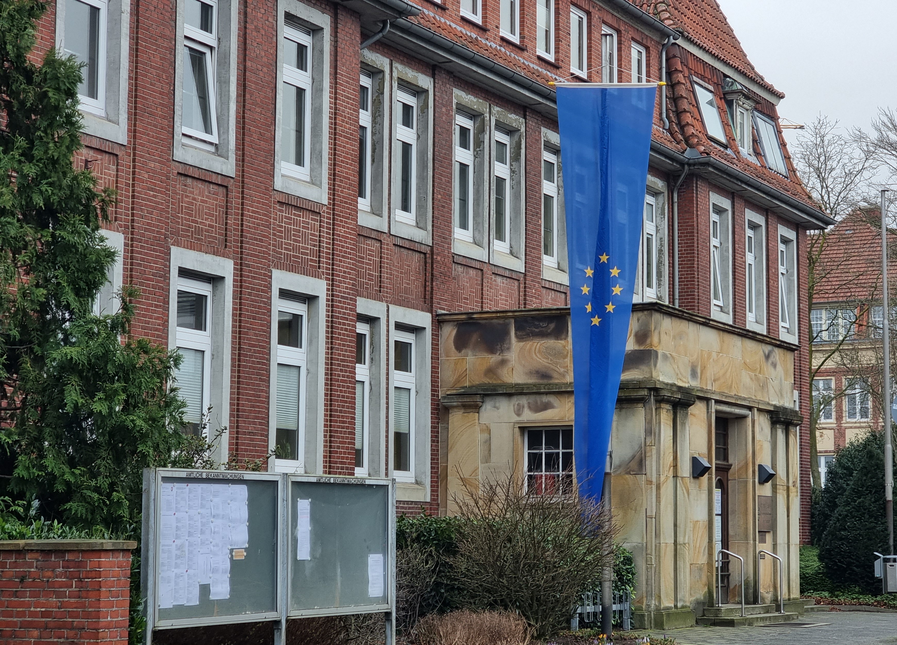 Sie sehen: die Europaflagge vor dem Ochtruper Rathaus