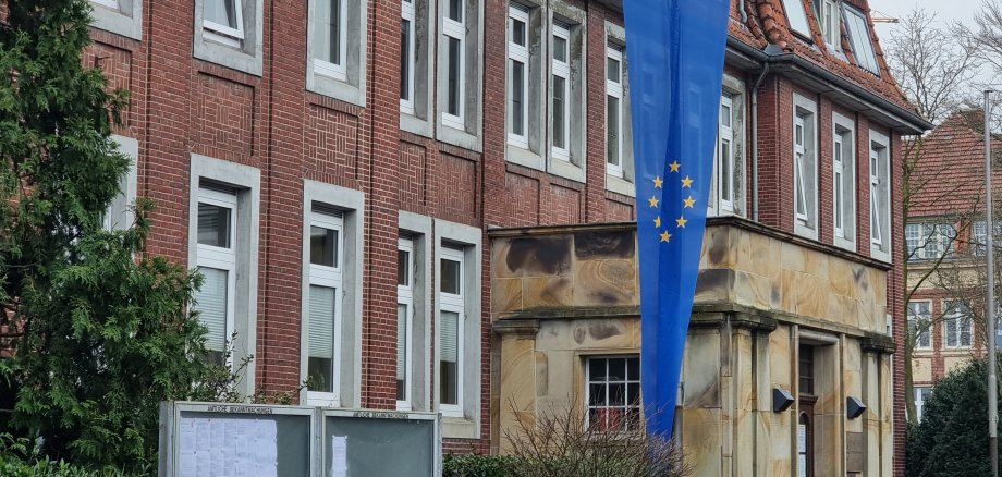 Sie sehen: die Europaflagge vor dem Ochtruper Rathaus