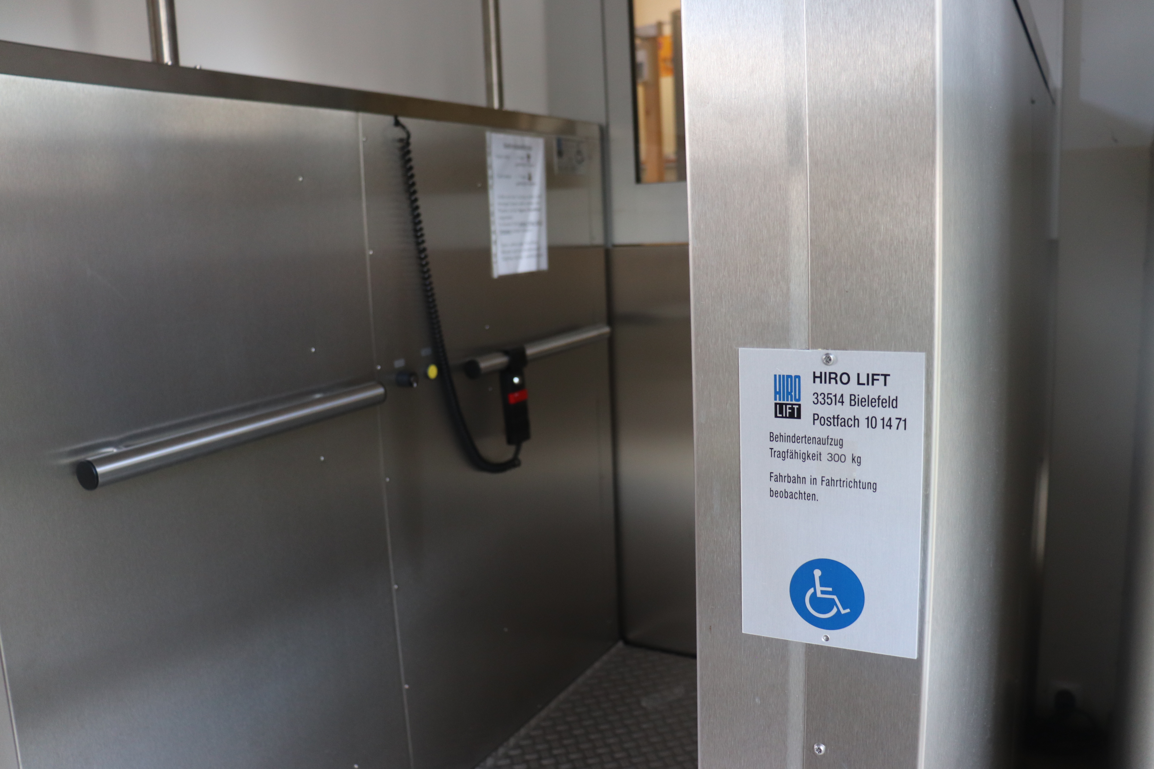 Sie sehen: den Fahrstuhl am Rathaus