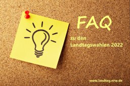 Sie sehen: Eine Pinnwand mit Zettel und der Aufschrift: FAQ
