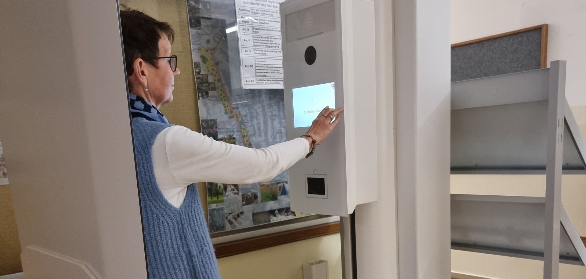 Sie sehen: den Fotoautomat im Foyer des Ochtruper Rathauses mit einer Person