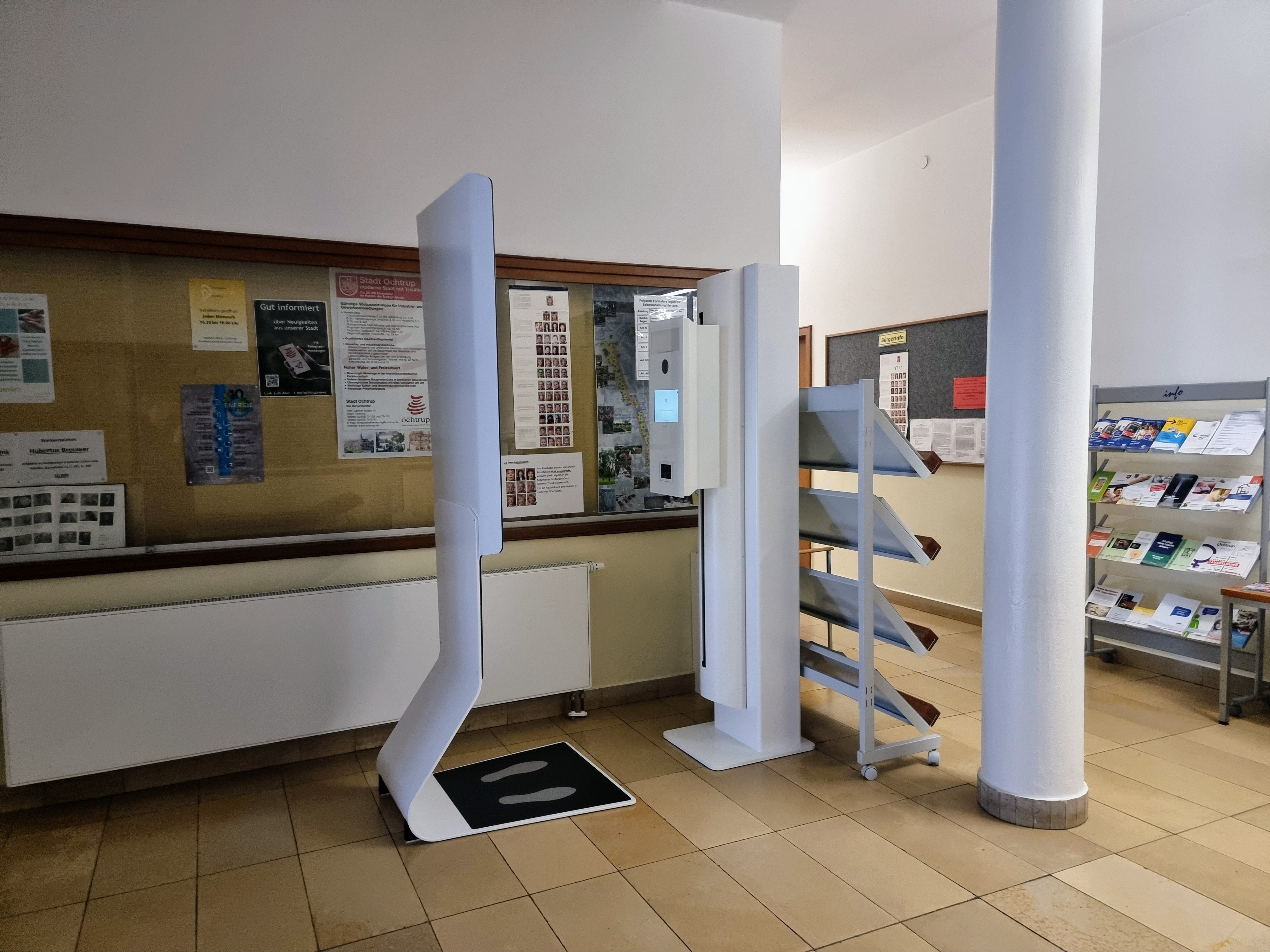 Sie sehen: den Fotoautomat im Foyer des Ochtruper Rathauses
