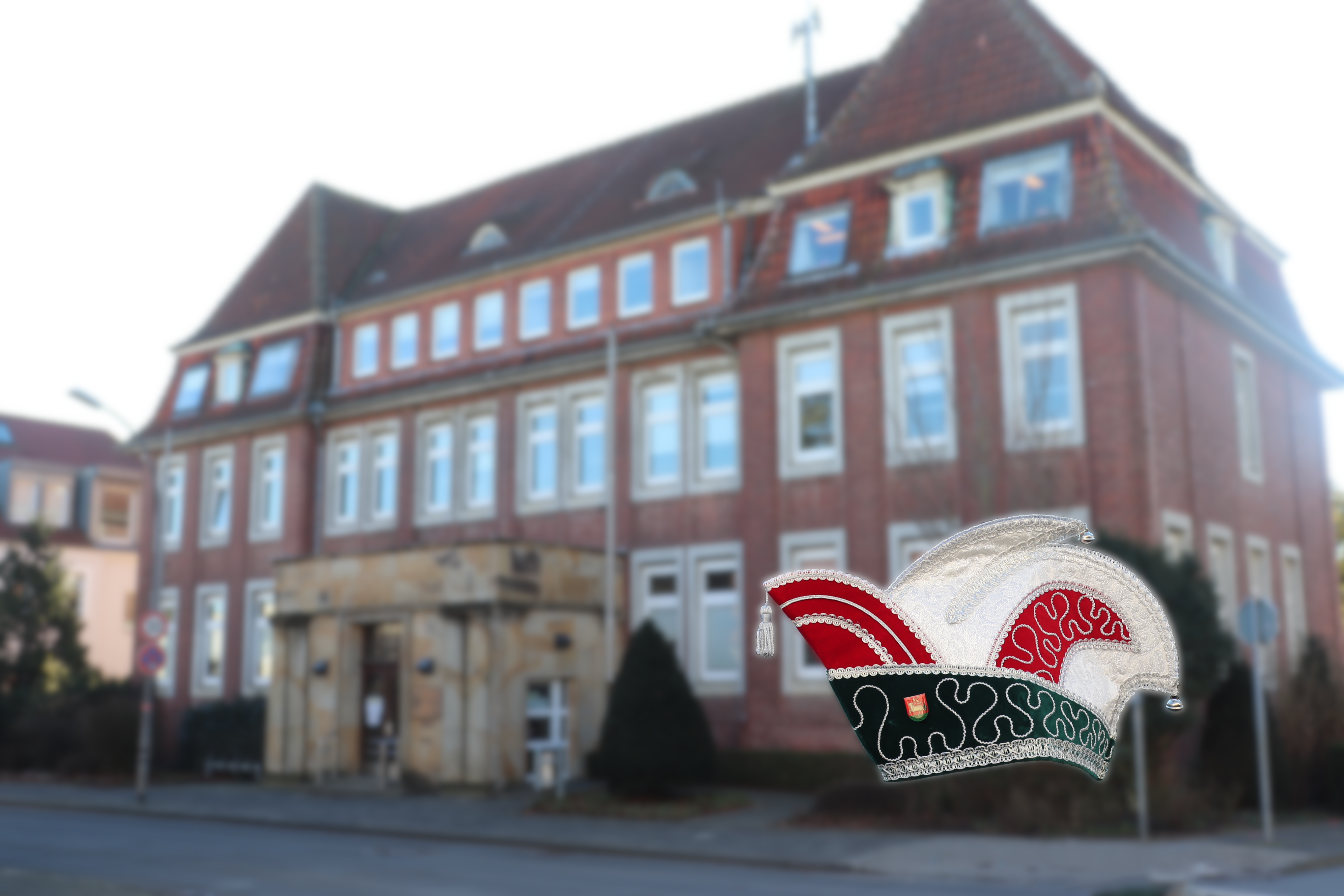 Sie sehen: Rathaus mit Narrenkappe im Vordergrund