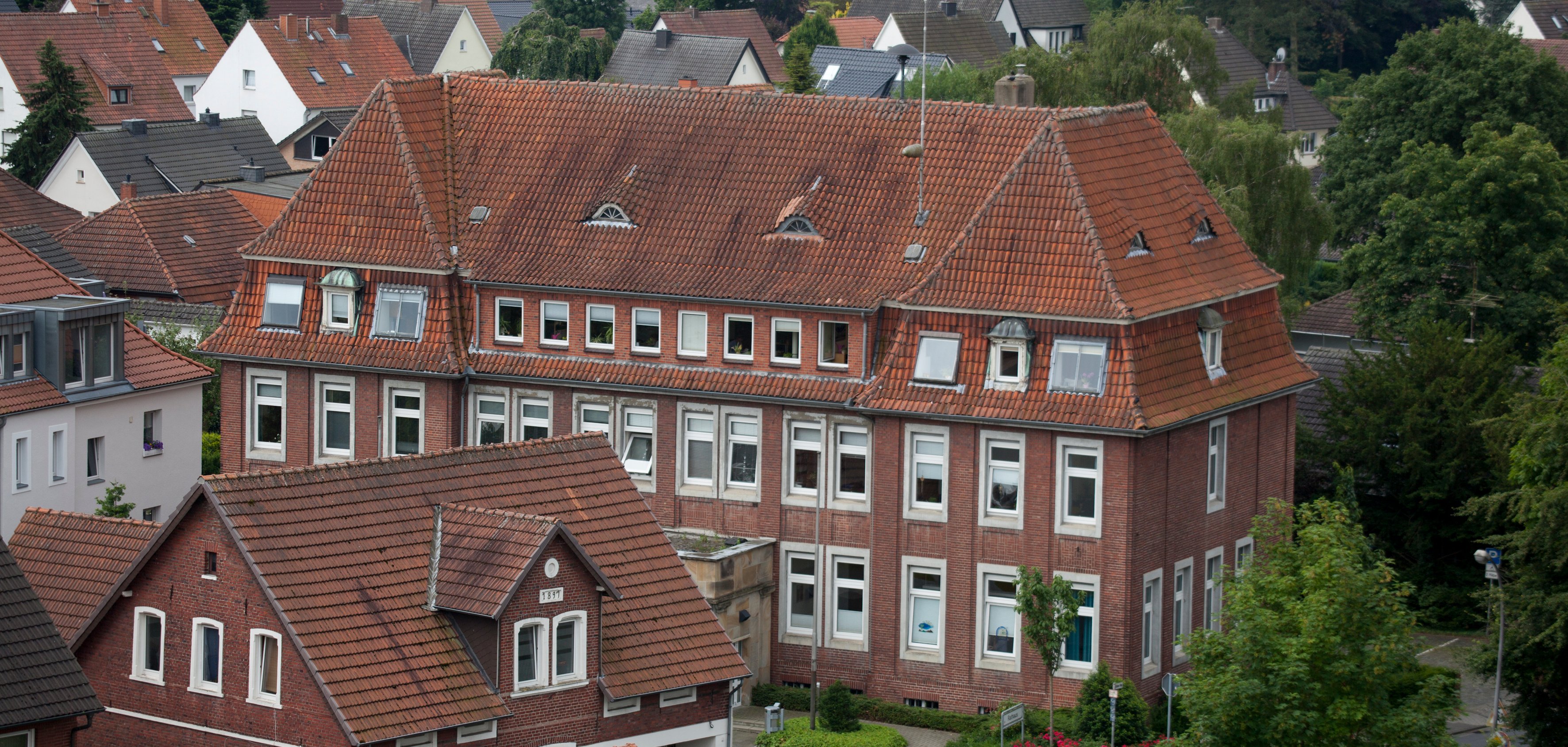 Sie sehen: Luftansicht des Rathausgebäudes an der Prof.-Gärtner-Straße